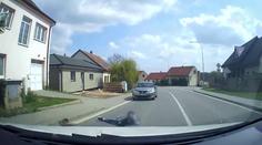 Dvanáctiletý chlapec na Brněnsku skočil přímo před auto. Policie zveřejnila video