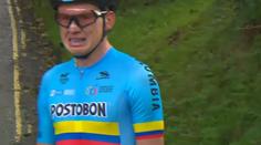 Mladý cyklista marně čekal na pomoc. Pak se rozbrečel! VIDEO