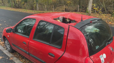 Tajemný předmět ve Francii rozdrtil střechu auta. Policisté mluví o meteoritu
