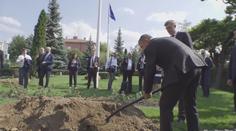 Babiš se v Turecku oháněl i lopatou. Zasadil tam lípu