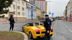 Lamborghini smetlo tři auta! Opilý řidič utekl, svědek se pustil za ním