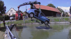 Auto vyletělo ze silnice do vodní nádrže. Zraněnou posádku zachránili svědci