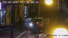 VIDEO: Opilec se svými pády na zem utloukl do bezvědomí