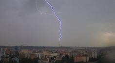 Oblohu nad Prahou rozzářily blesky! Jeden zasáhl Žižkovskou věž. VIDEO