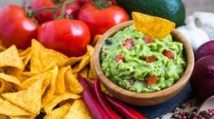 Recept na to nejlepší avokádové guacamole s domácími nachos!