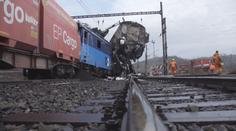 Hasiči odstraňují následky nehody vlaků, lokomotivy se nedaří uvolnit
