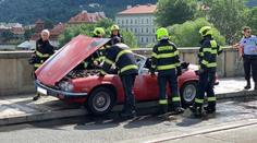 Ten pohled trhá srdce! V Praze začal hořet historický Jaguár