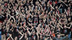 Skandální ponížení. Fanoušky Slavie v Římě zouvali z bot, někteří kolabovali