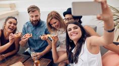 Pizza zdarma motivuje k práci víc než peníze, zjistili vědci