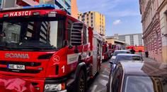 Požár bytu na pražském Žižkově. Mladík vyskočil z okna, aby unikl plamenům