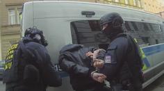 Mám samopal, zabil jsem ženu. Muž hrozil střelbou na univerzitě, skončil v poutech
