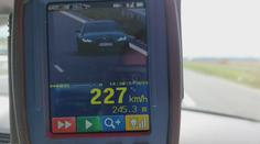 Po dálnici svištěl rychlostí 230 km/h. Jel jsem bezpečně, tvrdil řidič policistům