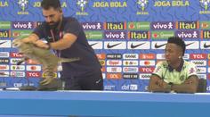 Mluvčí brazilské reprezentace zahodil kočku. Na tiskovce to jen zahučelo