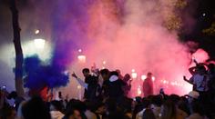 Šílené oslavy fanoušků PSG. Zapálená auta, jeden člověk vážně zraněn