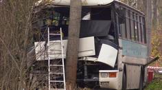 Autobus vrazil u Příbrami do stromu, několik dětí se zranilo!