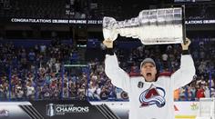 VIDEO: Vítěz Stanley Cupu splnil slib. Vzácný pohár naplnil zmrzlinou