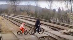 VIDEO: Cyklista vjel s malou holčičkou před řítící se vlak. Hledá ho policie