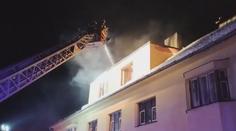 Mohutný požár na Prachaticku. Hasiči z budovy zachránili desítky lidí
