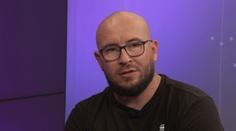 Jako fotograf v médiích se specializoval na zločin. V lese hledal úkryt vraha