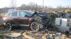 Rozjeté auto prorazilo zeď hřbitova, zastavily ho až hroby