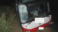Chci řídit, vytáhl mladík v autobuse sekeru a nůž! Pak havaroval