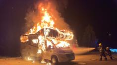 Luxusní karavan pohltily plameny! Podle policie ho zapálil žhář