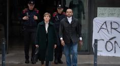 Alves konečně opouští vězení. Víkend tam strávil, protože neměl na kauci