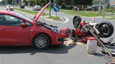Řidič v Šumperku vjel do křižovatky na červenou. Srazil motorkáře