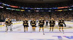 HUSÍ KŮŽE! Celá hala zpívala hymnu na počest obětí v Bostonu