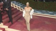 Kim Kardashian měla poškodit šaty, v kterých Marilyn Monroe zpívala Kennedymu