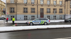 Po čelním střetu na Kroměřížsku zemřel mladík, v Praze auto srazilo dvě děti