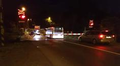 Autobus zůstal viset na přejezdu. Do srážky chybělo pár metrů