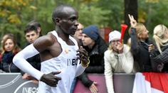 Magická hranice padla! Kipchoge zaběhl nejrychlejší maraton