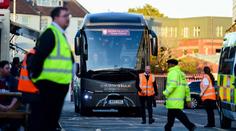 Nepříjemný incident pro hráče z Premier League. Týmový autobus zasáhla cihla