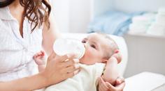 Naléhavé varování. Výrobce stahuje nebezpečné mléko pro miminka, můžete ho mít doma