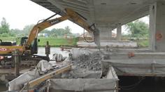 V Pardubicích bourají podpěry lanového mostu. Betonové základy v Labi zůstanou