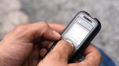 Cestování v čase? Na fotce z roku 1940 muž drží mobilní telefon!