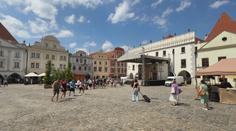 Města bojují proti dopravě. Český Krumlov a Tábor omezují vjezd do centra