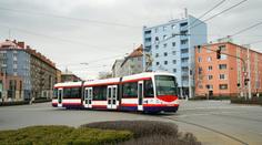 Tragédie v Olomouci. Seniorce ve dveřích tramvaje uvízla noha, na místě zemřela