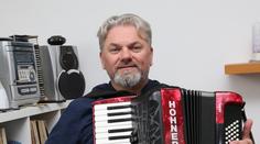 Zpěvák Melen z hitu Né, pětku né náhle zkolaboval. Přestaly mu fungovat ledviny