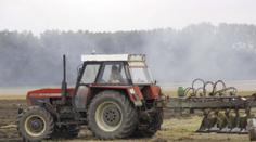 Traktor připravil Honzu o obě nohy! Místní lidé se mu snaží pomoci