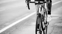 Tragédie při cyklistickém závodě. Jezdec se při etapě srazil s osobním autem