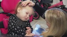 Tříletá Deniska trpí několika vzácnými syndromy. Je odkázaná na pomoc rodiny