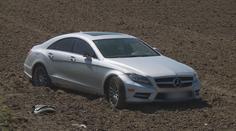 V Praze ukradli mercedes, u Pardubic ho zapíchli v poli. Řidič policii utekl