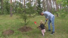 Zahradník Krpálek. V Botanické zahradě zasadil společně s dcerou strom