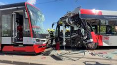 V Praze se srazil autobus s tramvají. Osmnáct zraněných, vyhlásili traumaplán