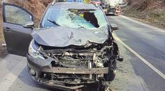 Co dokáže kus ledu ze střechy kamionu? Zdemoloval auto a zranil dva lidi