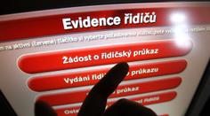 Zkontrolujte si řidičáky. Přes 100 tisíc je jich neplatných, 400 tisíc brzy propadne