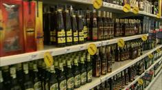 Vláda zvyšuje daně na cigarety i alkohol. Jen to zhorší situaci, tvrdí kritici