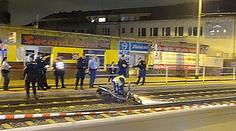 Muž ujížděl policistům na kradené motorce, upadl na kolejích